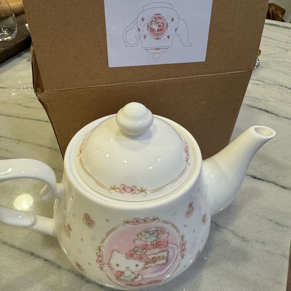 Brand new Sanrio Hello Kitty Collection Tea Pot Diamond edition